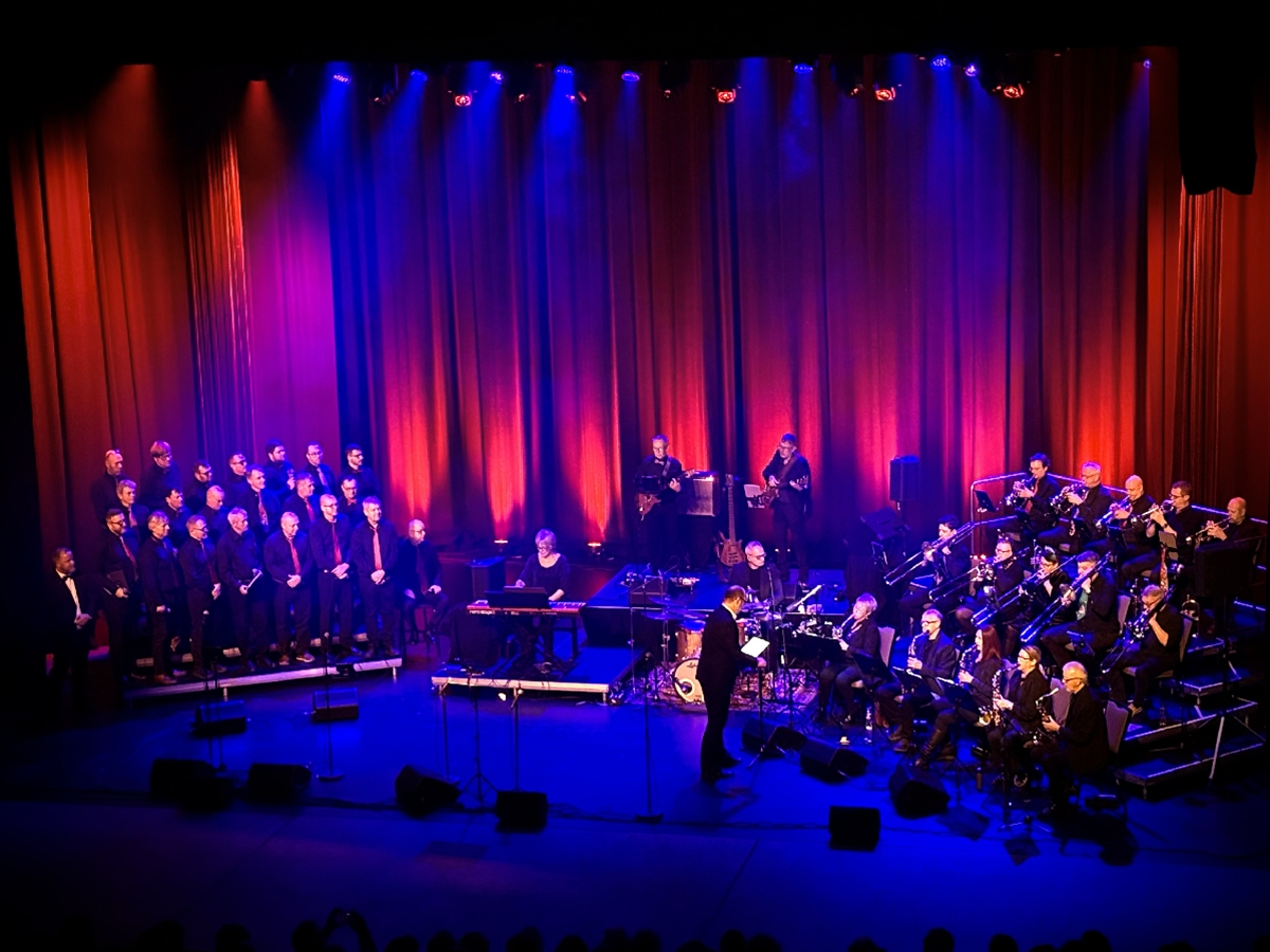 Julekonsert med kor og storband