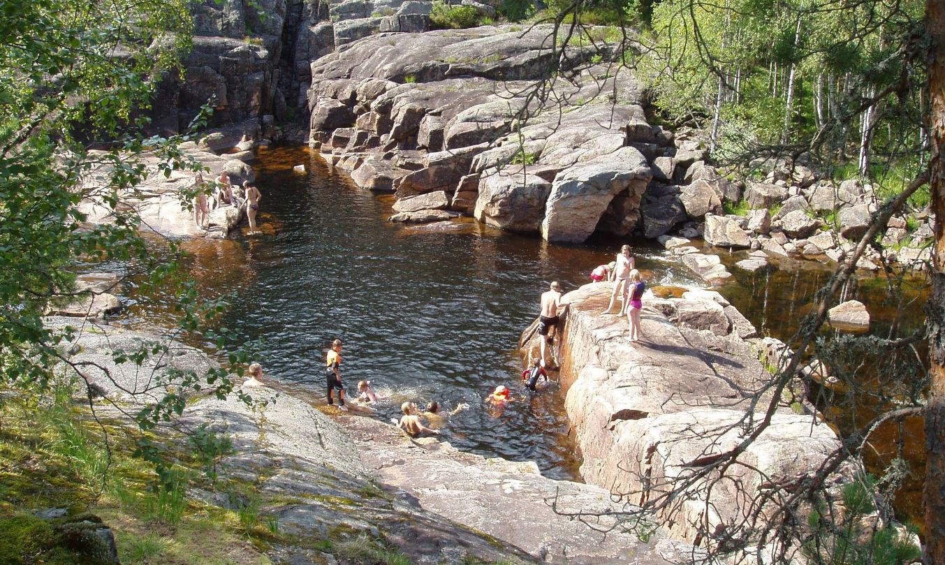 Bad i jettegryter ved Heddefossen i Åseral