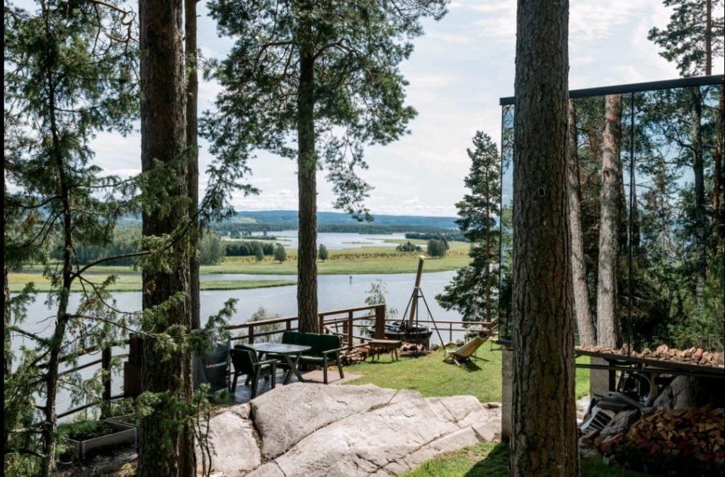 The Wonderinn Mirrored Glass Cabin