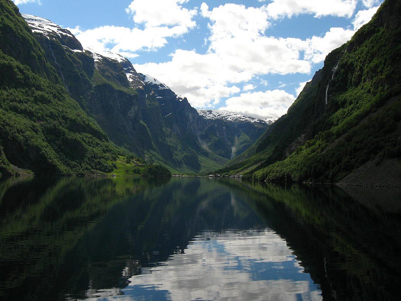 Nærøyfjorden verdsarvpark. Photo: Nærøyfjorden mot Gudvangen. Foto: mcxurxo / Wikimedia Commons, CC BY 2.0