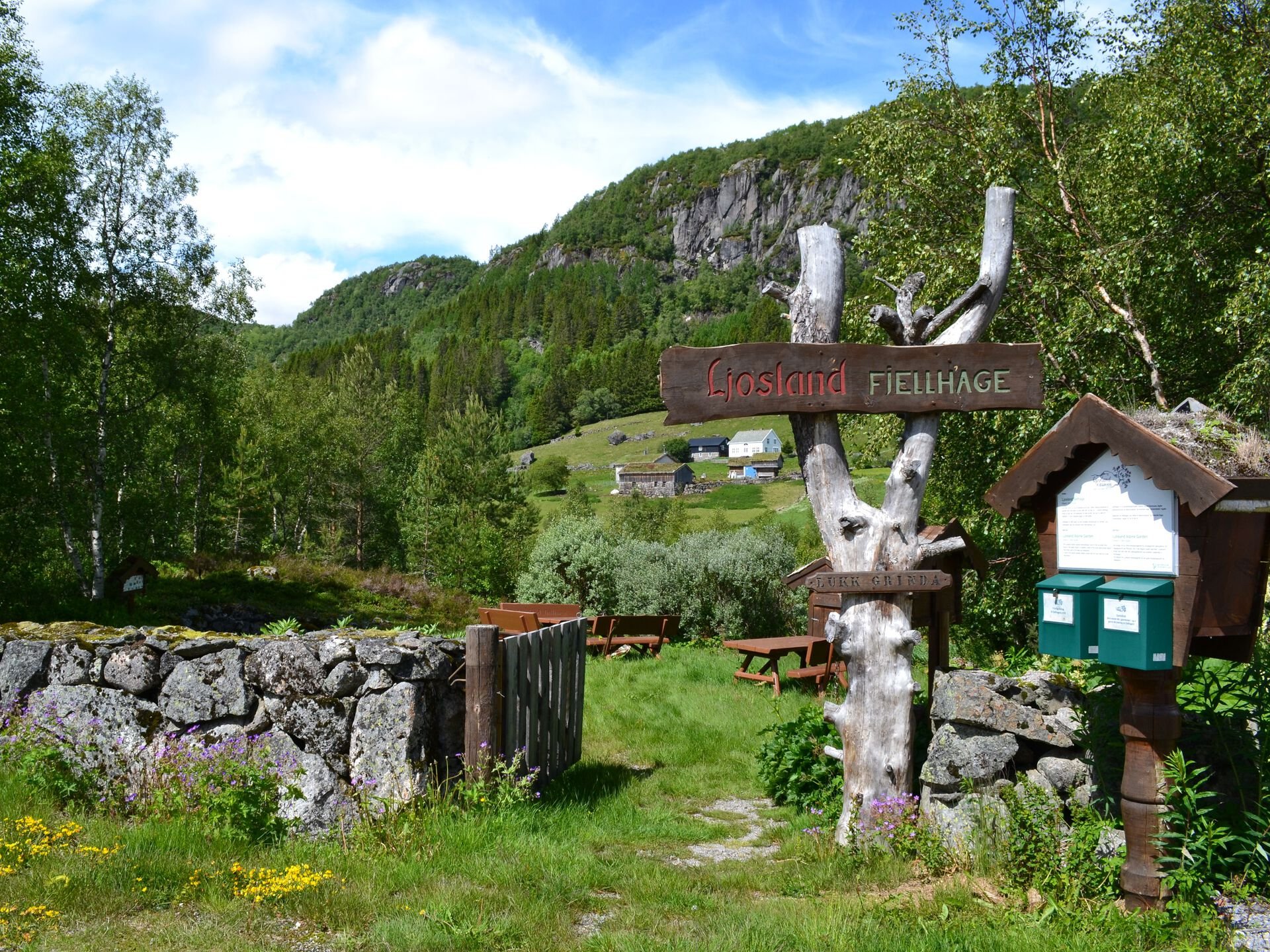 Ljosland fjellhage. Photo: Inngangen til Ljosland fjellhage. Foto: Malene Østreng Nygård (Naturmuseum og Botanisk Hage, UiA)