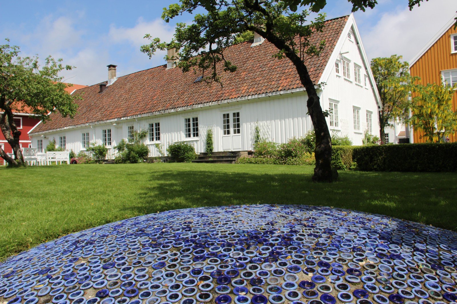 Søgne gamle prestegård. Photo: Presteboligen og hagen. Foto: Søgne gamle prestegård