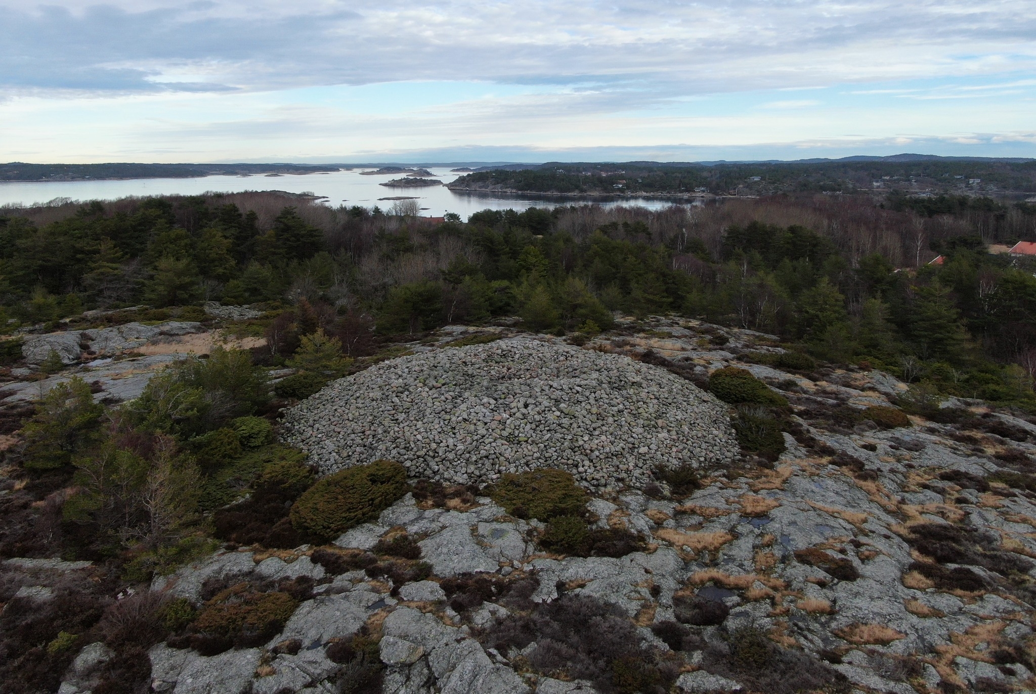 Herføl. Photo: Herfølsåta - Bronsealderrøys. Utsikt mot Sekken. Arild L. Teigen