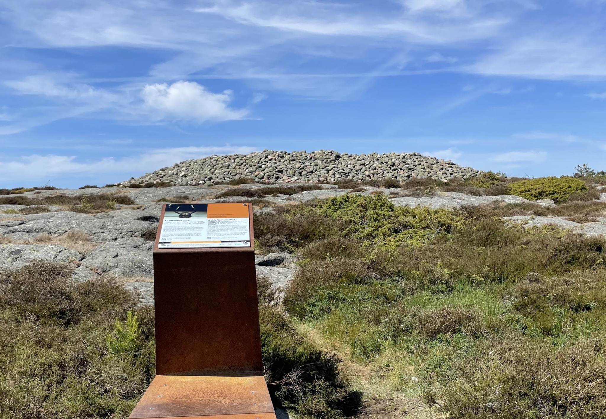 Herføl. Photo: Informasjonsskilt ved Bronsealderrøysa Herfølsåta. Ida Wendel