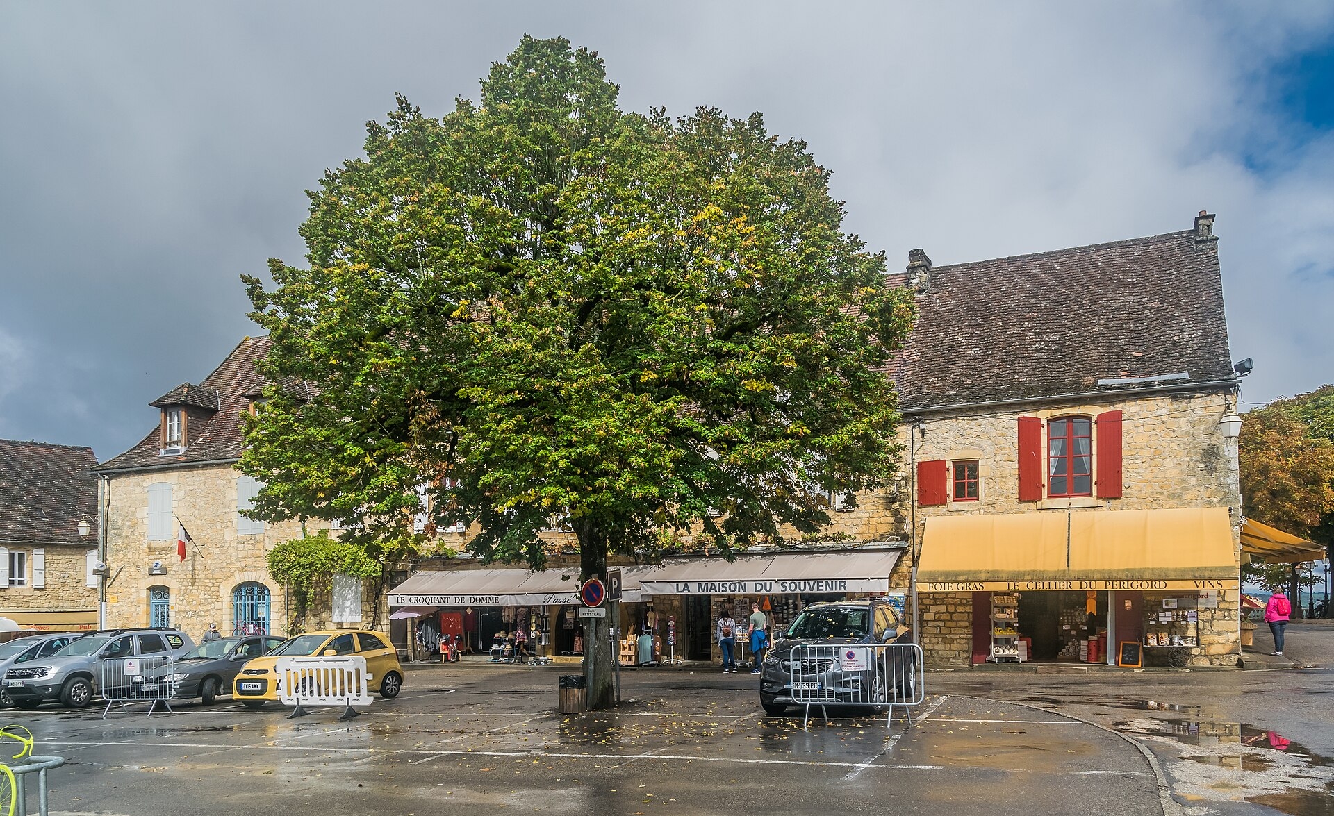 Place de la Halle & Grotte de Domme