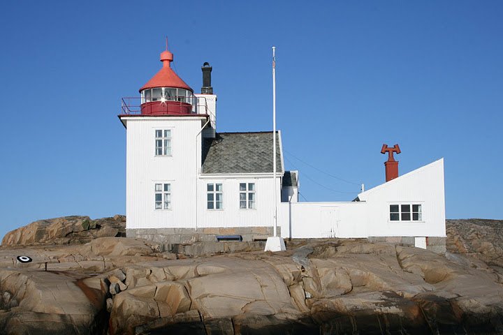 Homlungen fyr. Photo: Vibeke Weibell Eliassen / Wikimedia Commons · CC BY-SA 3.0
