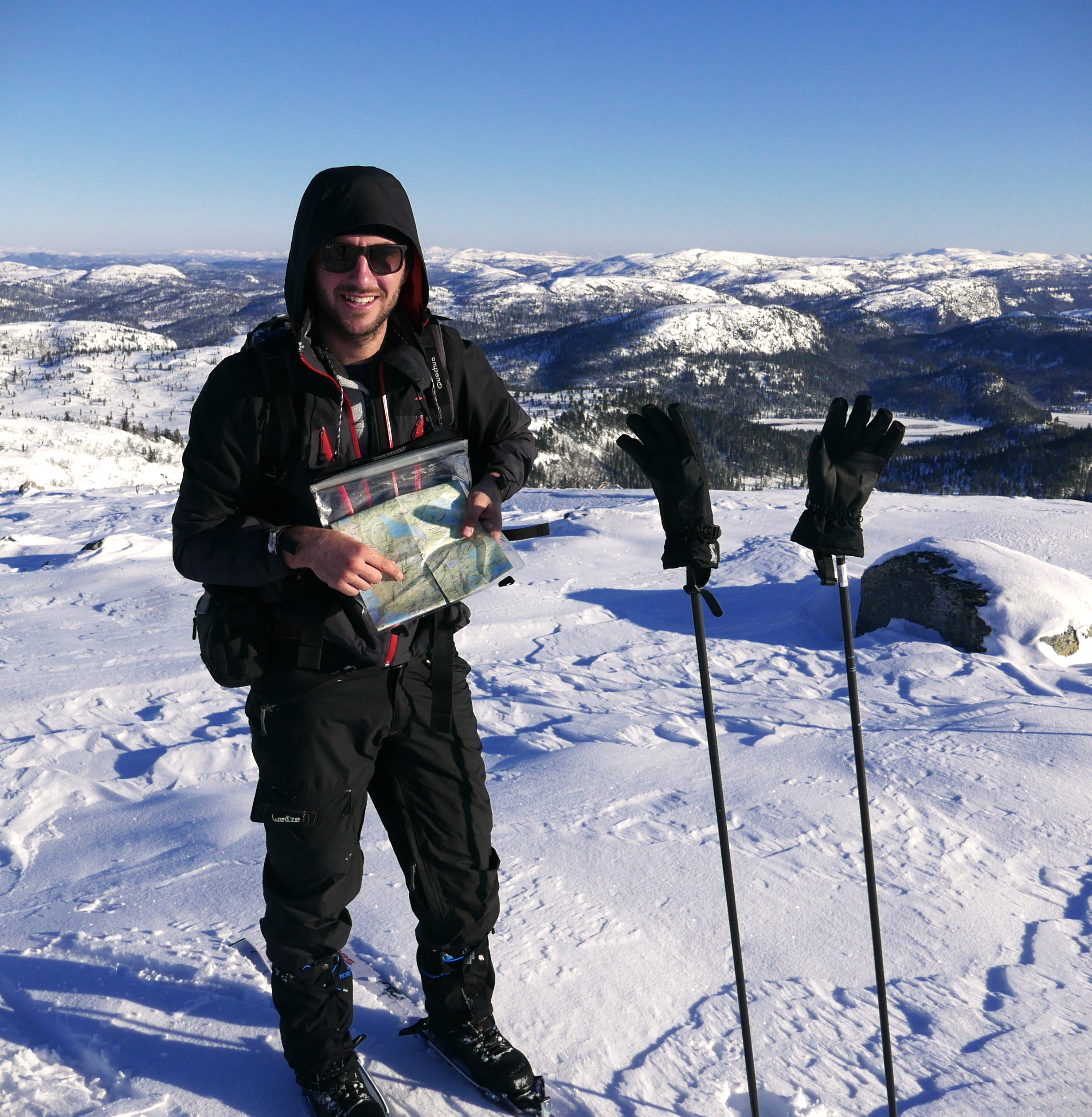 Levi Westerveld with a map on a snowy mountain
